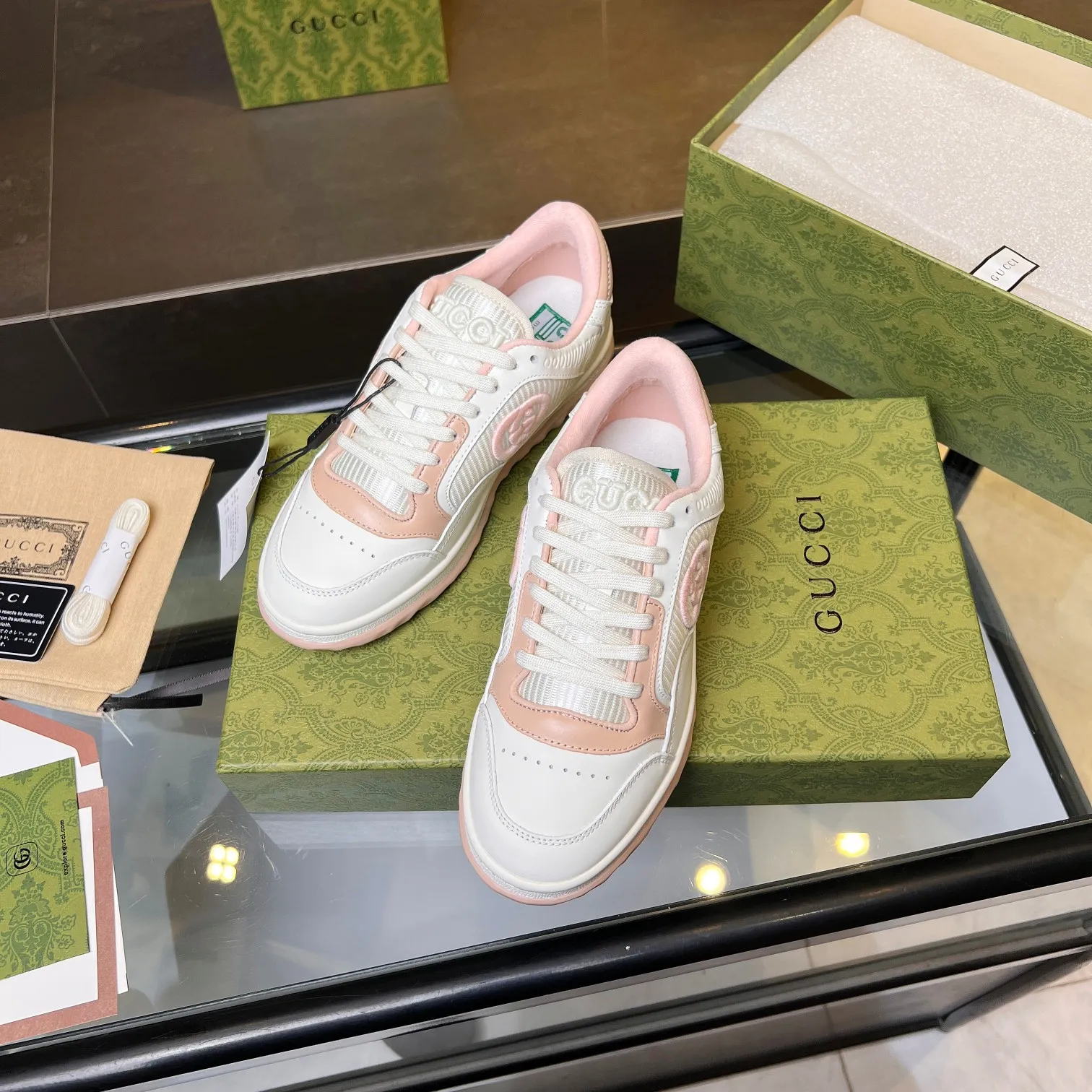 👟👟Ex-factory price 520👟👟 Top version, full styling effect, instant sales of the common practice of soft treading in the market, 💣💣💣Gucci2023 early spring Gucci G home latest hot style MAC80 sports shoes couple style casual retro distressed dirty shoes small dirty shoes small white shoes🌸🌸🌸 original purchase and development Production Gucci MAC80 new hot-selling series. The exquisite and compact interlocking double G logo romantically interprets the aesthetic concept of this series. Made of off-white leather, ▪️Material: original customized imported first-layer cowhide ▪️Inner lining: original customized imported breathable mesh ▪️Outsole: original molded two-color TPU outsole ▪️Sole thickness: 3CM ▪️Size: women's 35-40 / men's 39-45
